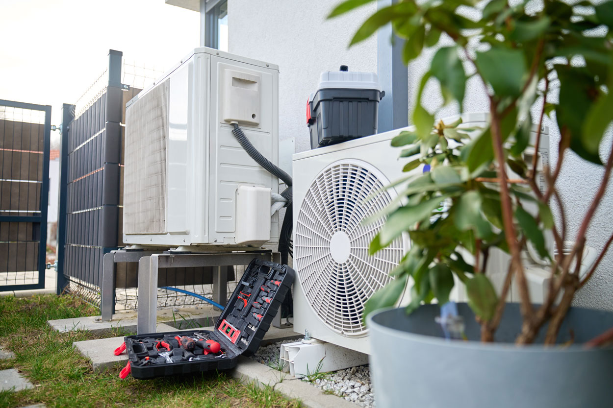 Gereedschapskoffer bij buitenunits van een installatie naast een woning